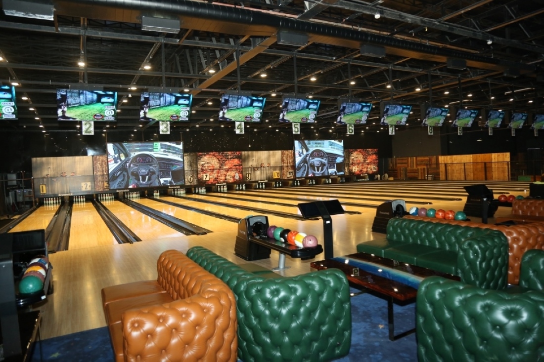 Brunswick distributor - CSML India TORQ 03 bowling alley lanes, bowling balls and lounge area