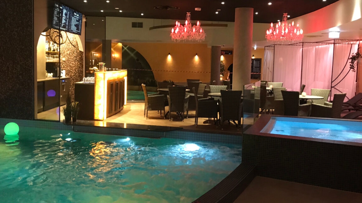 Brunswick distributor - OY Bowling AB Akadeemia Bowling bowling alley lounge area, bar and pool 