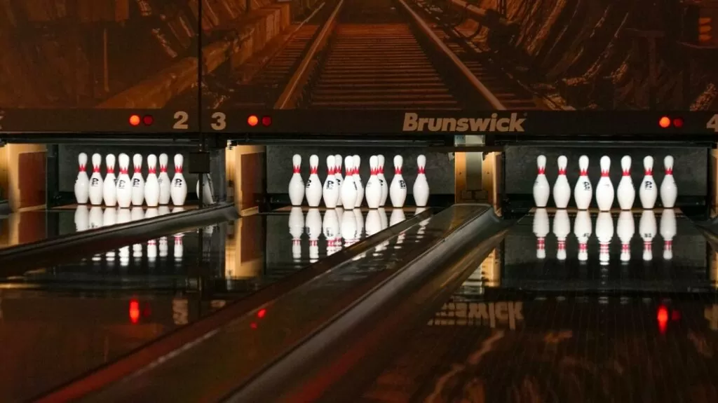 Ediwin Bowling Club lanes and Brunswick Bowling pins in Valencia, Spain