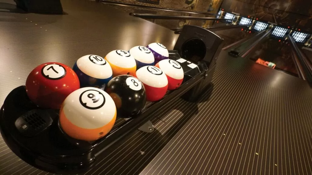 Ediwin Bowling Club bowling balls and lanes in Valencia, Spain