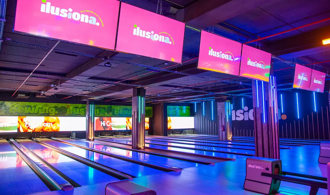 Nassica Full set of bowling lanes with screens and ball returns