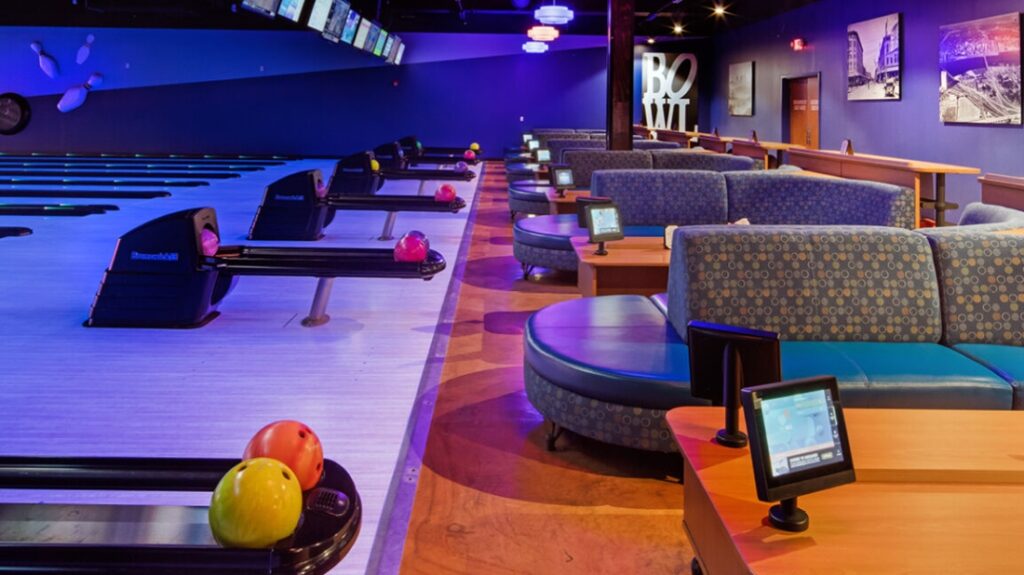 Splitz of Orange Park bowling alley pinsetters and couches in Jacksonville, Florida - Brunswick Bowling