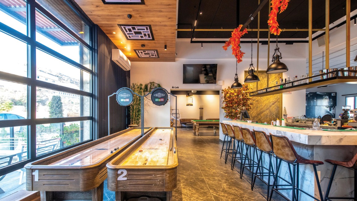 Brunswick distributor - Balkan Bowling Trip Ponal bowling alley lounge bar area