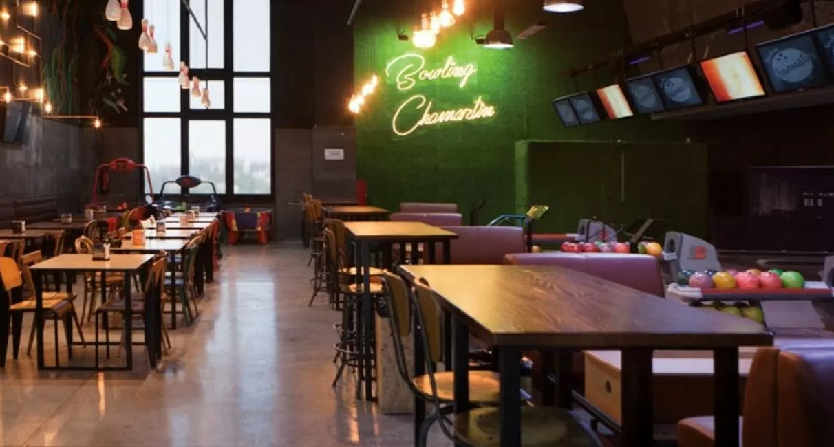 Brunswick distributor Bowling Chamartin - bowling alley bar area