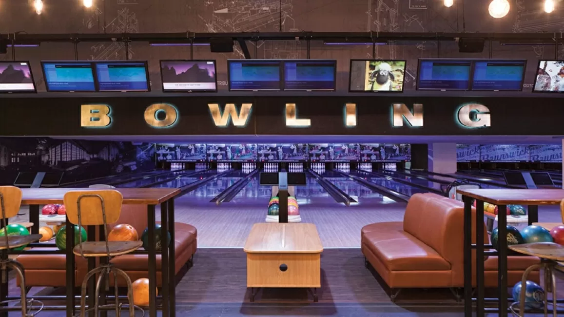 Brunswick distributor Bowling Chamartin - bowling alley lanes and lounge area